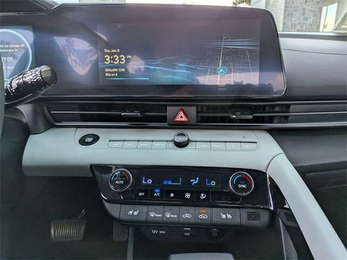 Used 2025 Hyundai Elantra Limited image 19