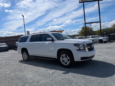 Used 2018 Chevrolet Suburban LT image 3