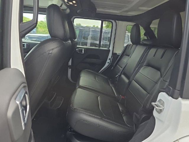 Used 2022 Jeep Wrangler Unlimited Sahara AWD/4WD image 4