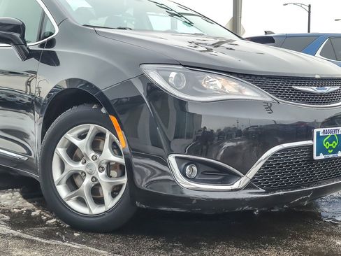 Used 2018 Chrysler Pacifica Touring-L Plus w/ Tire & Wheel Group image 2