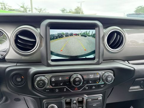 Used 2022 Jeep Wrangler Unlimited Sahara w/ LED Lighting Group AWD/4WD image 21