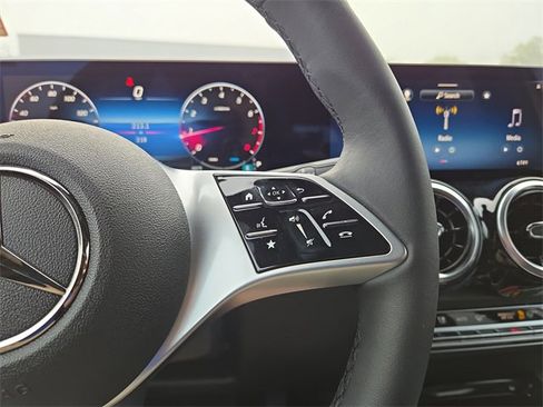 New 2026 Mercedes-Benz GLB 250 4MATIC image 18