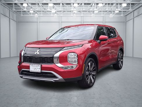 Used 2025 Mitsubishi Outlander SE AWD/4WD image 1