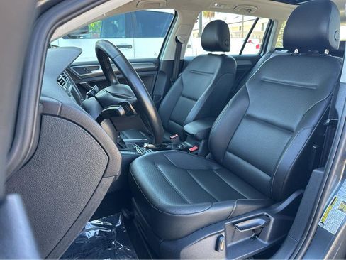 Used 2017 Volkswagen Golf SE image 8