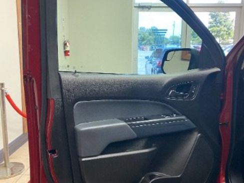 Used 2017 Chevrolet Colorado Z71 RWD image 9