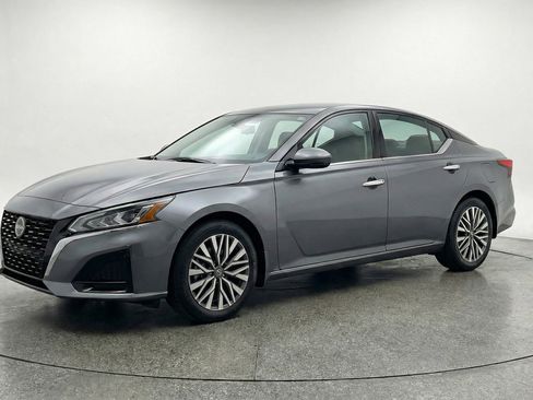 Used 2025 Nissan Altima 2.5 SV image 3