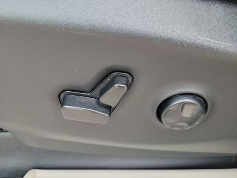 Used 2023 Chrysler Voyager LX FWD image 30