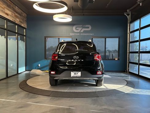 Used 2022 Hyundai Venue SEL FWD image 4