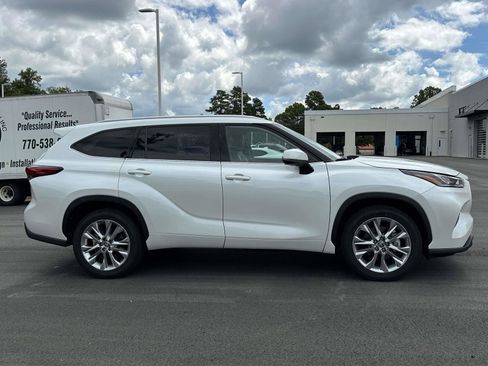 Used 2023 Toyota Highlander Limited FWD image 28