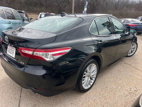 Used 2020 Toyota Camry XLE image 5