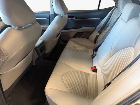 Used 2018 Toyota Camry SE w/ Moonroof Package FWD image 16