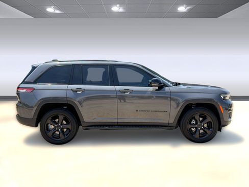 Used 2025 Jeep Grand Cherokee Altitude w/ Trailer Tow Package AWD/4WD image 8