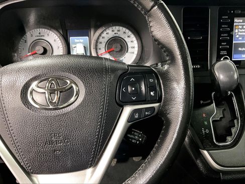 Used 2020 Toyota Sienna SE w/ SE Preferred Package image 25