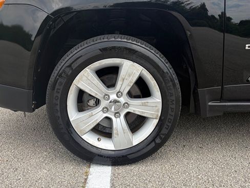 Used 2014 Jeep Compass Latitude w/ Sun/Sound Group AWD/4WD image 28