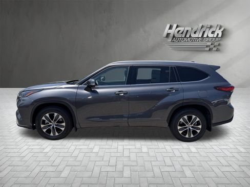 Used 2022 Toyota Highlander XLE FWD image 6
