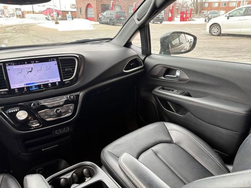 Used 2025 Chrysler Pacifica Select image 33