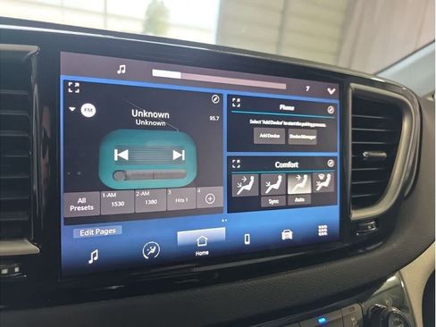 Used 2023 Chrysler Pacifica Touring-L image 22