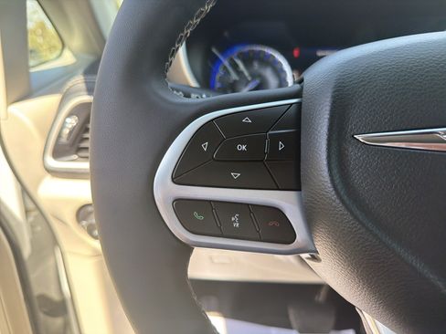 Used 2023 Chrysler Pacifica Touring-L AWD/4WD image 25