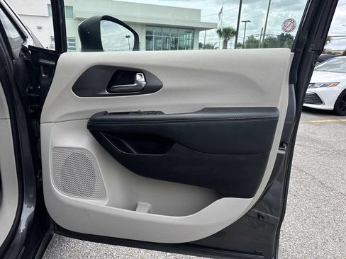 Used 2023 Chrysler Pacifica Touring-L FWD image 14