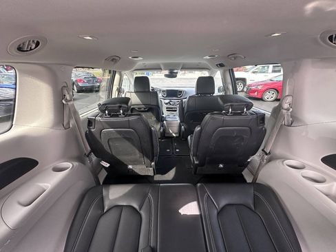 Used 2024 Chrysler Pacifica Touring-L FWD image 7