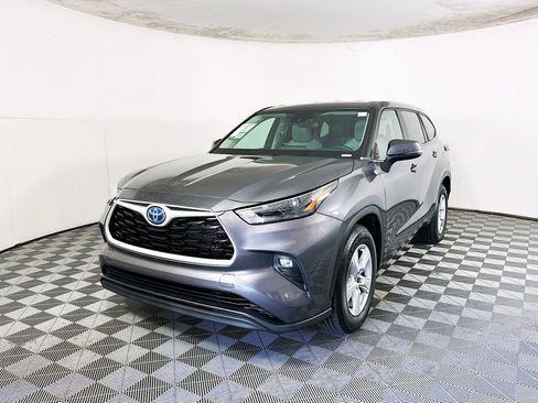 Used 2023 Toyota Highlander LE FWD image 7
