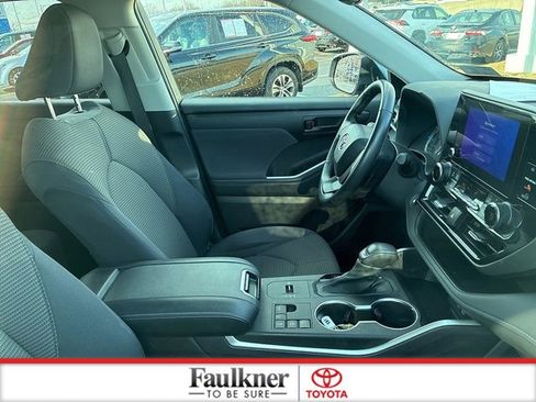 Used 2023 Toyota Highlander LE image 19