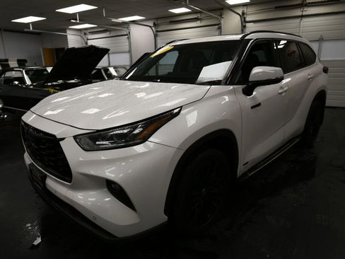 Used 2021 Toyota Highlander Platinum image 3