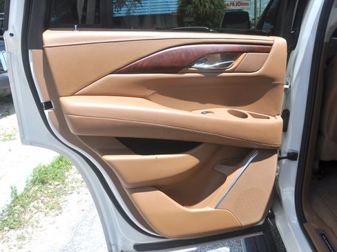 Used 2015 Cadillac Escalade Platinum RWD image 40
