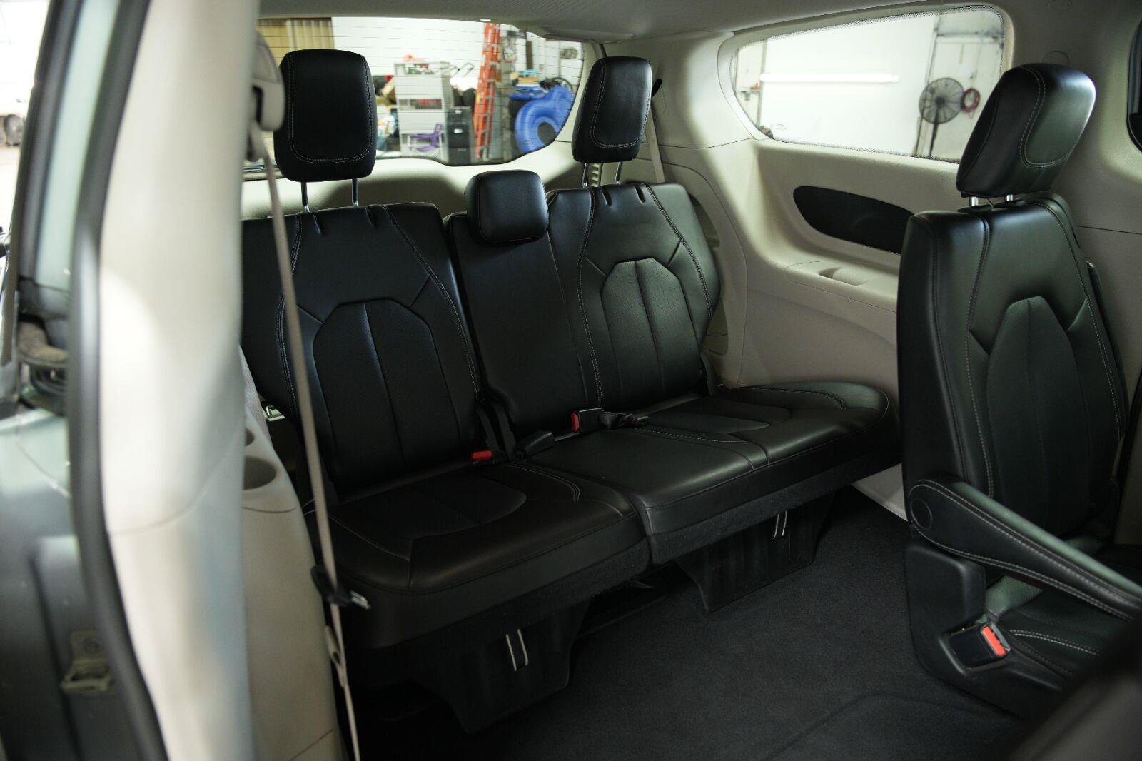 Used 2023 Chrysler Pacifica Touring-L FWD image 16