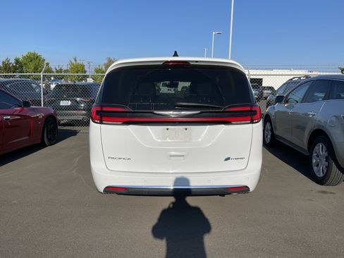 Used 2024 Chrysler Pacifica Limited FWD image 3