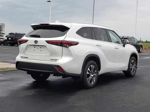 Used 2024 Toyota Highlander XLE AWD/4WD image 5