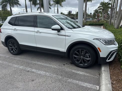 Used 2022 Volkswagen Tiguan SE image 2
