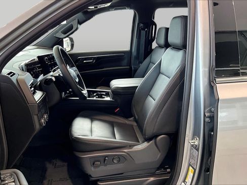 Used 2026 Chevrolet Suburban LT RWD image 7
