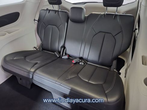 Used 2024 Chrysler Pacifica Touring-L FWD image 15