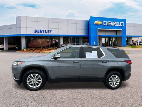 Used 2021 Chevrolet Traverse LT image 2