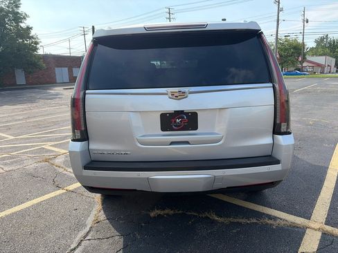 Used 2018 Cadillac Escalade Luxury AWD/4WD image 8
