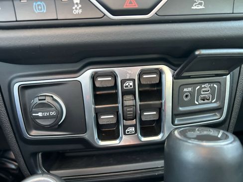 Used 2024 Jeep Wrangler Sahara image 29