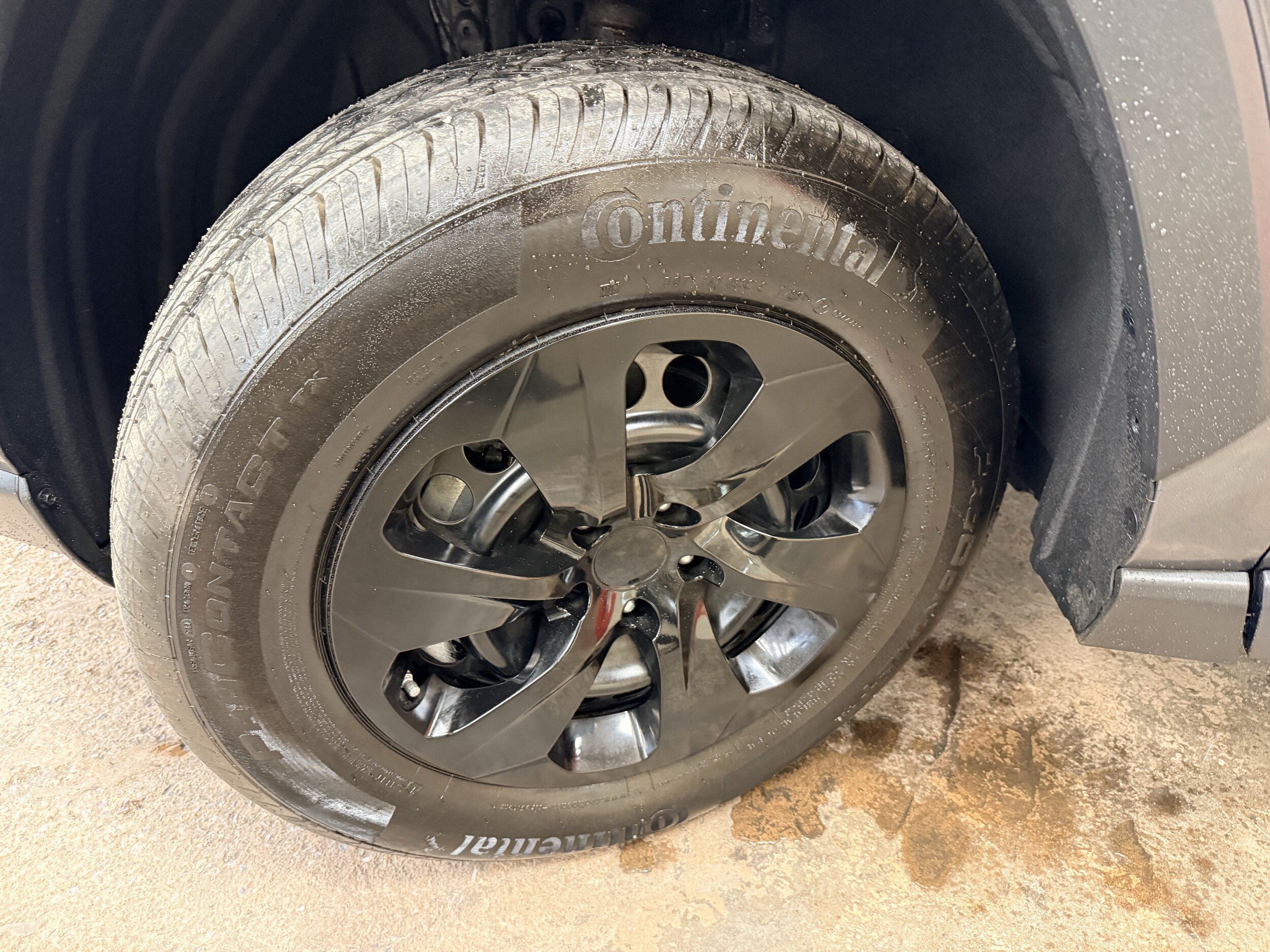 Used 2024 Toyota RAV4 LE AWD/4WD image 4