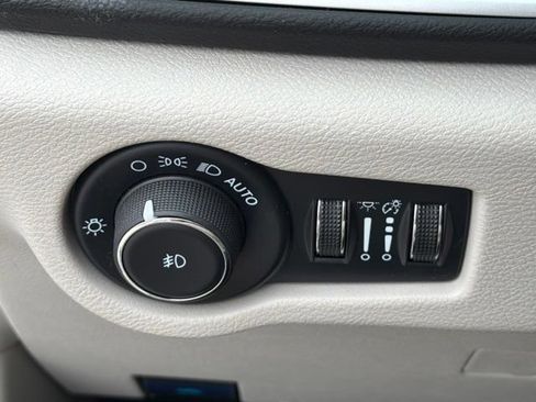Used 2024 Chrysler Pacifica Touring-L FWD image 25