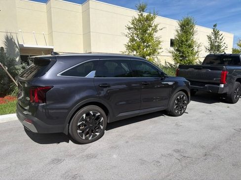 Used 2025 Kia Sorento EX w/ Panoramic Sunroof Package FWD image 5