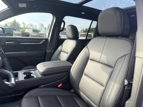 Used 2024 GMC Acadia Elevation w/ Luxury Package AWD/4WD image 8