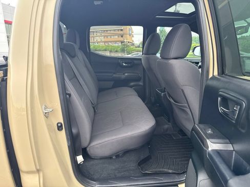 Used 2017 Toyota Tacoma TRD Off-Road AWD/4WD image 6