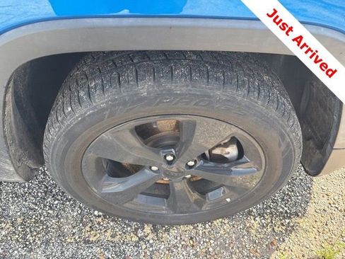 Used 2018 Jeep Cherokee Latitude w/ Altitude Package FWD image 16