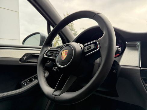 Certified 2025 Porsche Macan AWD/4WD image 24