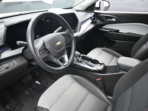 Used 2025 Chevrolet Trax LT w/ LT Convenience Package FWD image 21