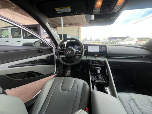 Used 2025 Hyundai Elantra Limited image 34