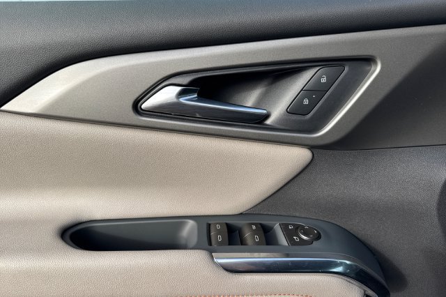 New 2027 Chevrolet Traverse LT w/ Sun and Wheel Package FWD image 17