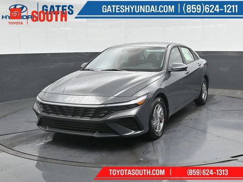 Used 2025 Hyundai Elantra SE FWD image 6