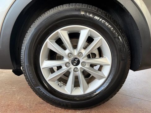 Used 2019 Kia Sorento LX image 25