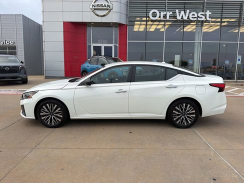 Used 2025 Nissan Altima 2.5 SV image 2